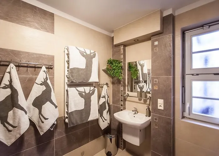 Dworek Mysliwski فيلة *